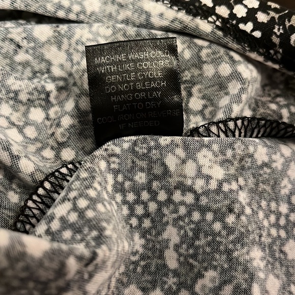 Black top with white and gray flowers from BeBop Size M - Picture 8 of 8